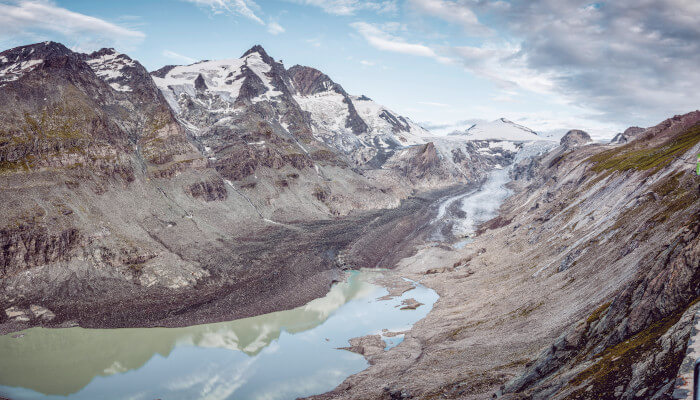 See in schroffer Berglandschaft im Sommer mit Gletscher