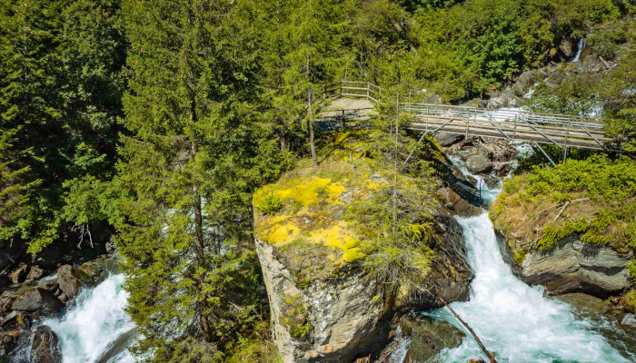 Wasserfall zwischen Steinen im Sommer
