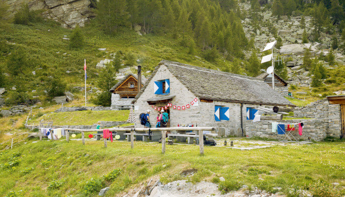 Berghütte in den Bergen im Sommer