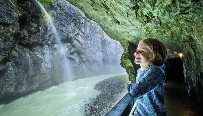 Mensch in einer Schlucht mit Fluss